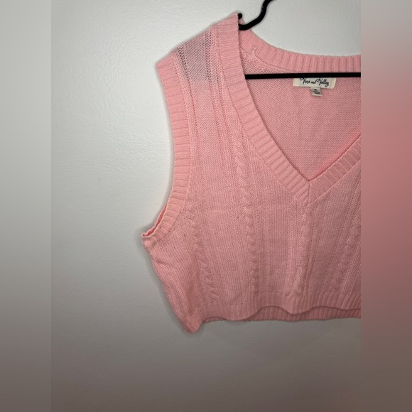 Pre-Owned XL Vine and Valley Pink Knitted Sleeveless Vest - Picture 2 of 8